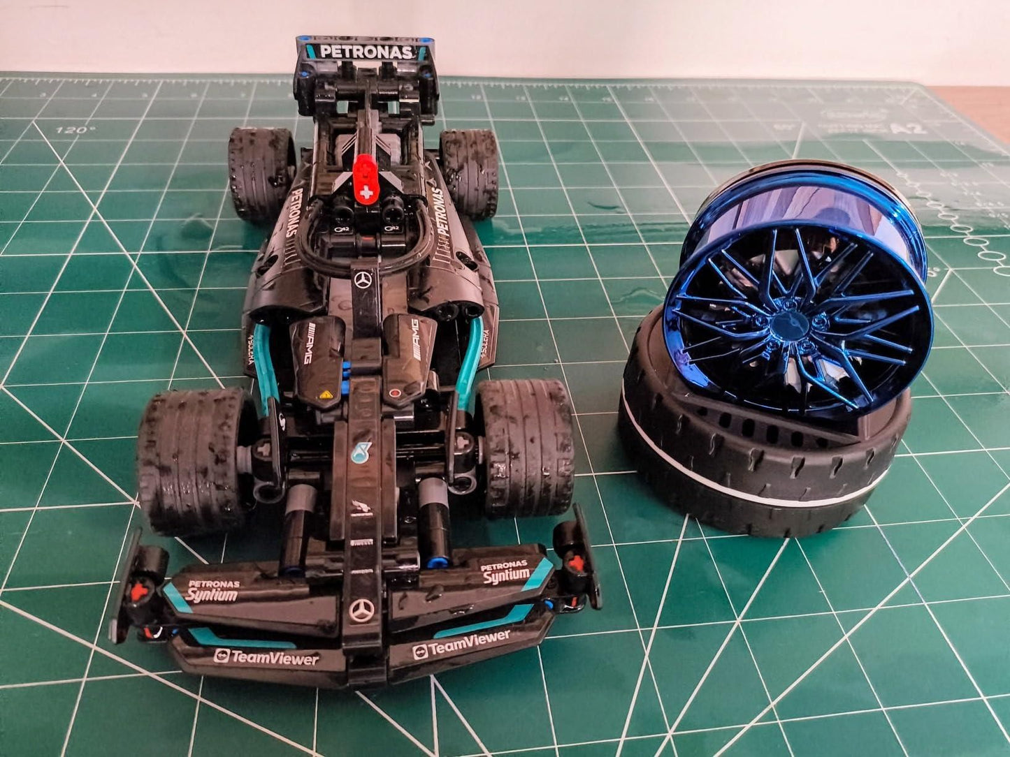 🌬️ Car Aromatherapy Solar Powered Wheel – Spinning Style Meets Lasting Fragrance