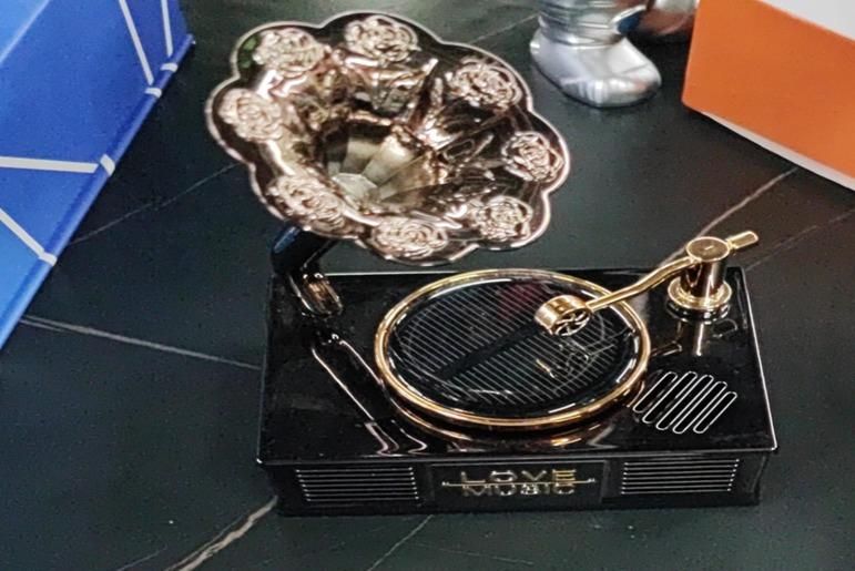 🎶 Car Vintage Phonograph Record Player – Long-Lasting Fragrance with Retro Flair